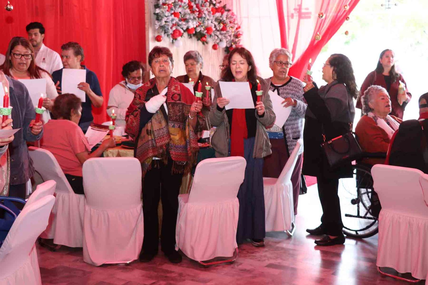 la posada de jubilados se realizo en el mezanine del gimnasio universitario