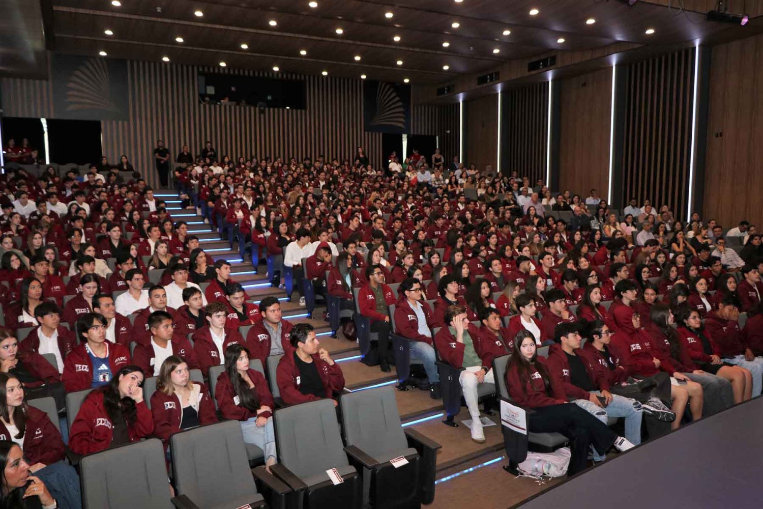 Los nuevos estudiantes se pusieron el plumaje de los Tecos en la ceremonia “Feel The Wings”.
