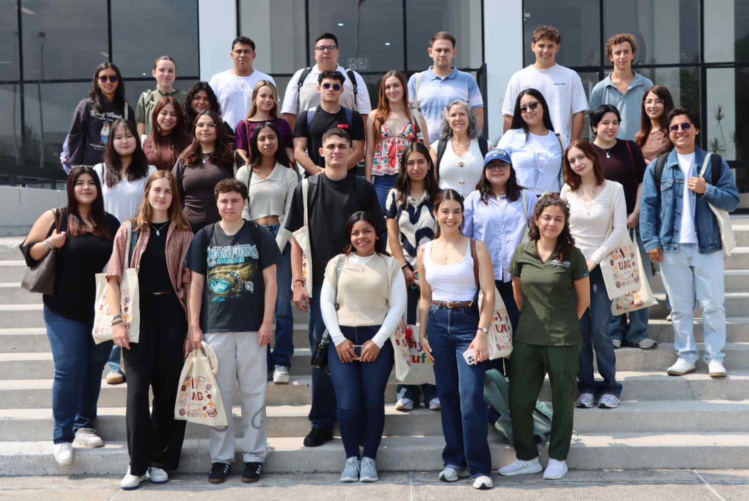 Claudia junto a sus compañeros de intercambio en la UAG