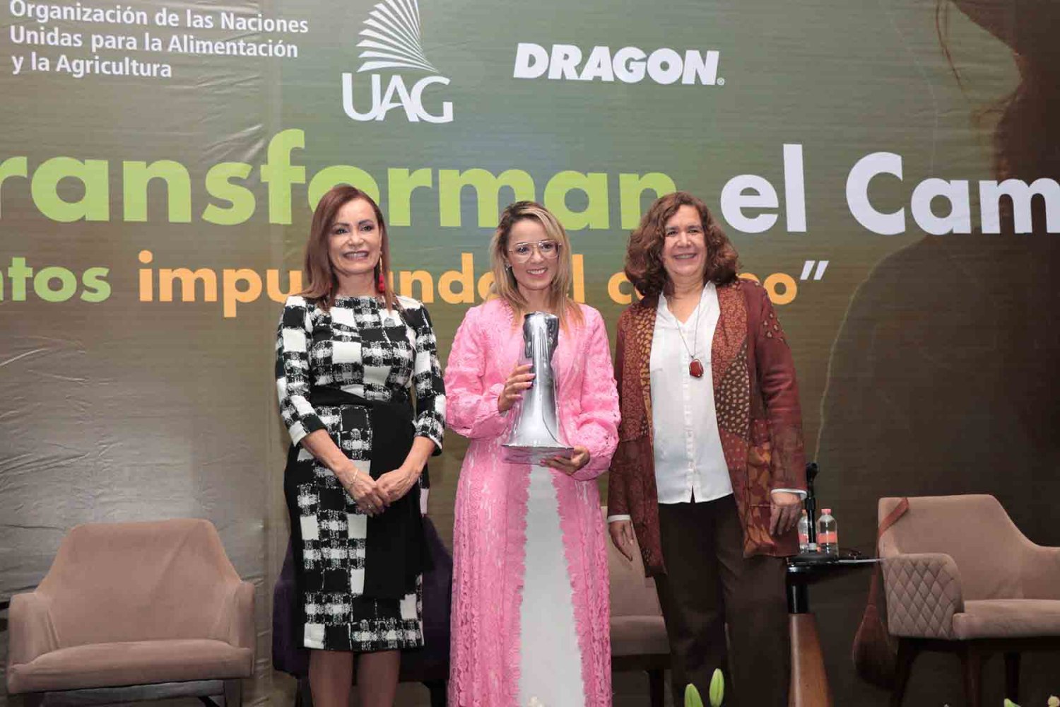 el evento se reconocio a la dra tania rodriguez directora del programa de administracion de la uag