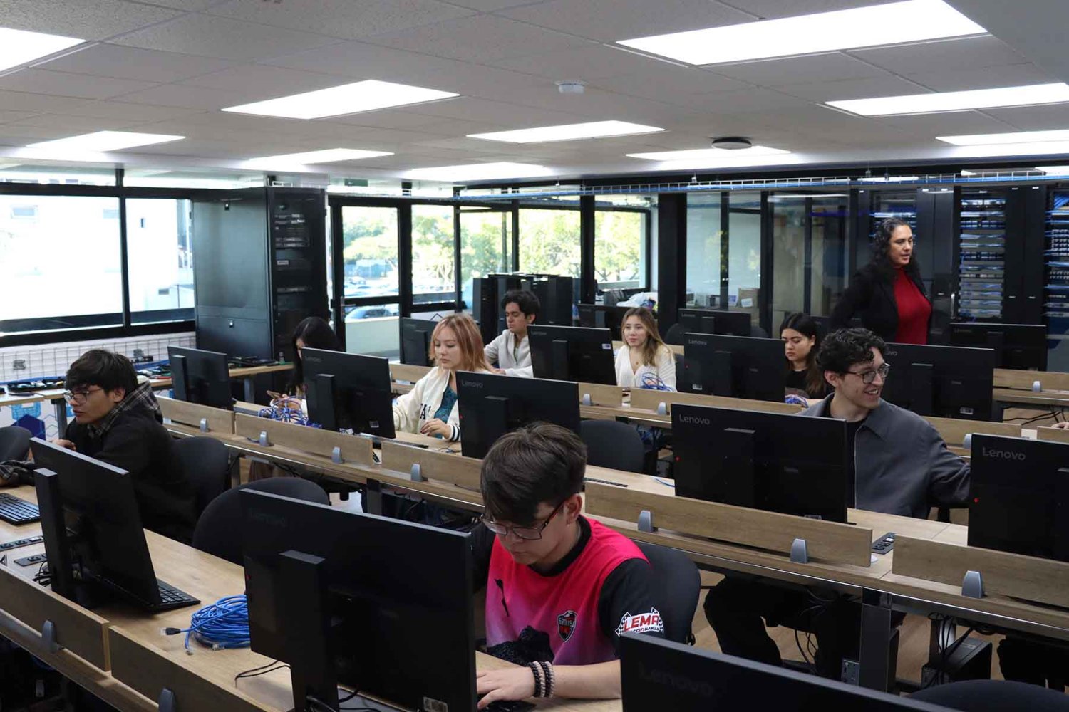 Estudiantes de la UAG fortalecen sus competencias en infraestructura de redes dentro del Laboratorio de Redes y Ciberseguridad Cisco