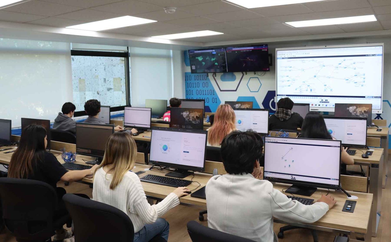 La formación especializada en ciberseguridad responde a la creciente demanda de expertos capaces de anticipar y neutralizar amenazas digitales