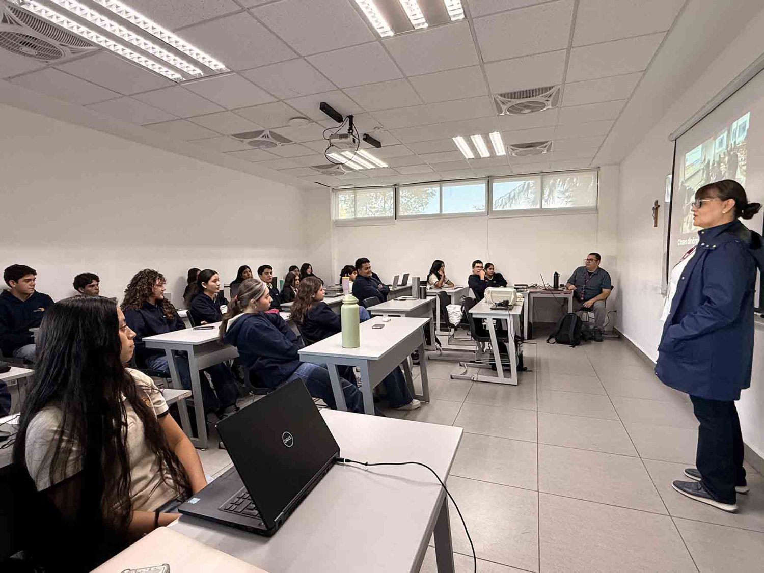 Las sesiones abordan temas como Economía, Finanzas, Inglés, Francés, Ingeniería y Ciencia de Datos.
