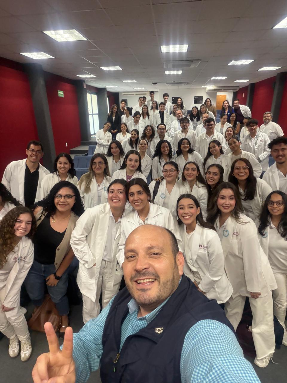 como parte del evento  se realizo una conferencia sobre liderazgo impartida por el dr ariosto manrique moreno