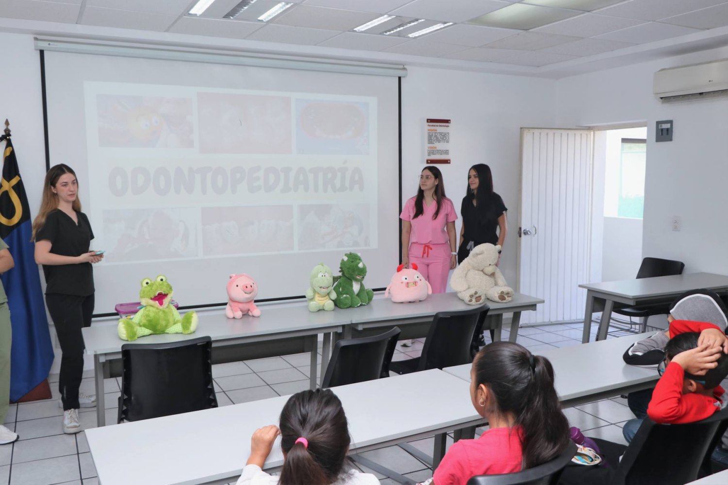 estudiantes de licenciatura y posgrado enseñaron a los niños la importancia de la higiene bucal