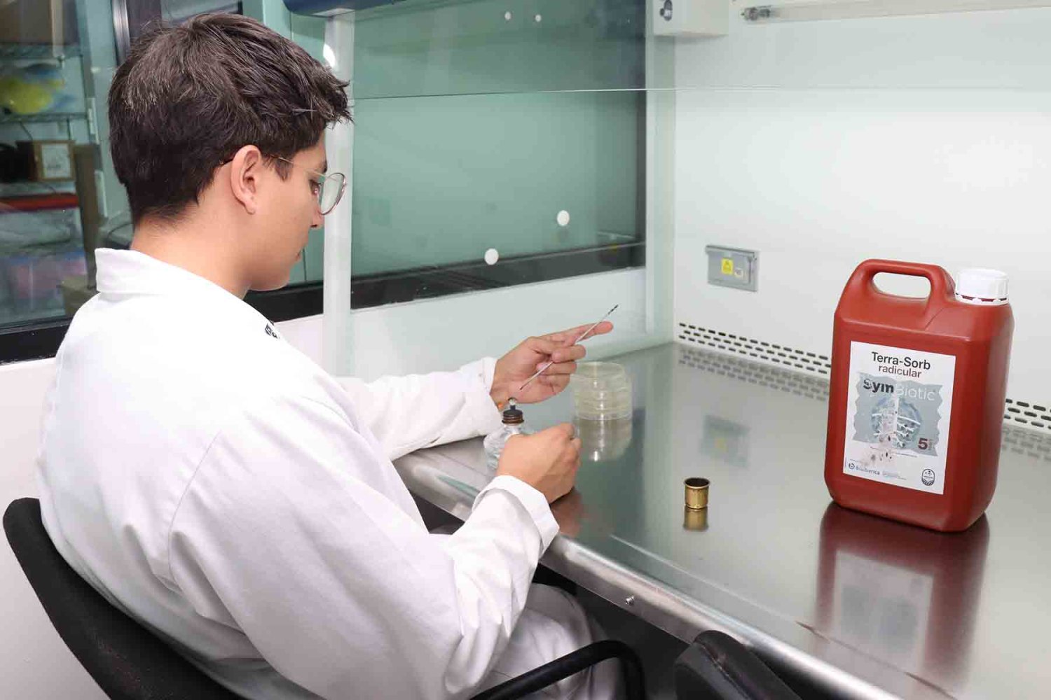 alumnos investigan en este laboratorio