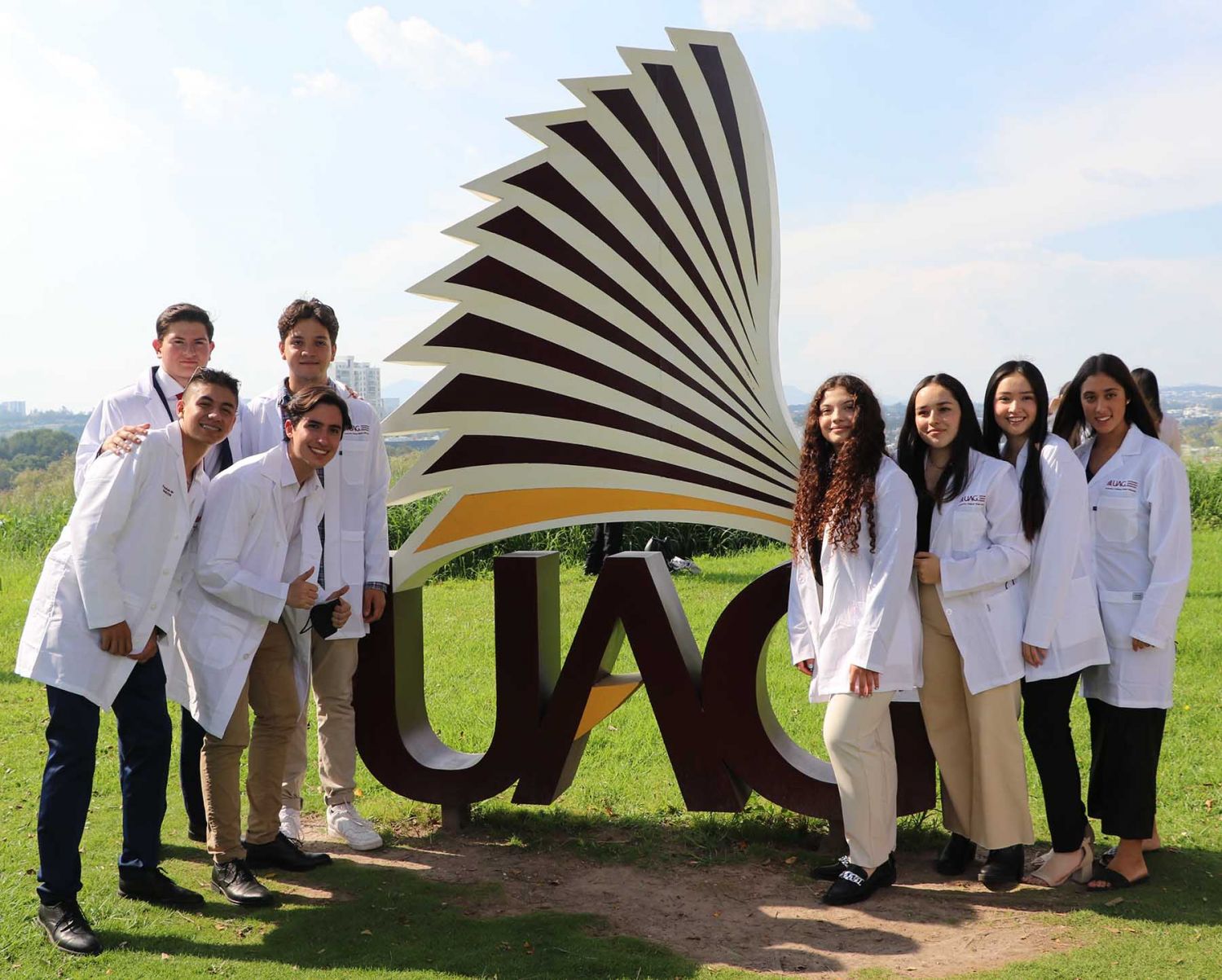 Alumnos de segundo semestre de Medicina reciben su bata blanca | UAG