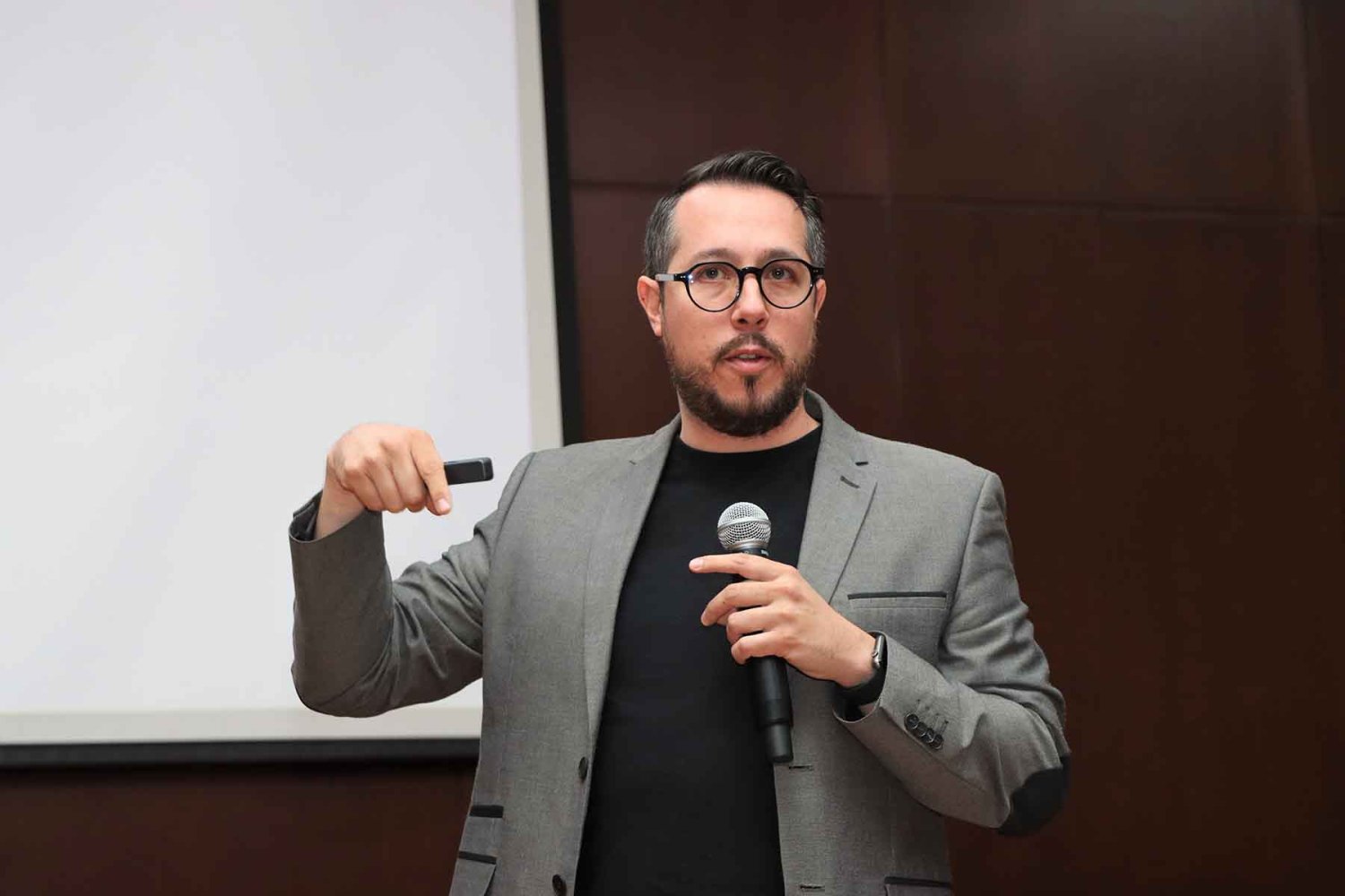 Mtro. Paul Moch Islas durante su conferencia