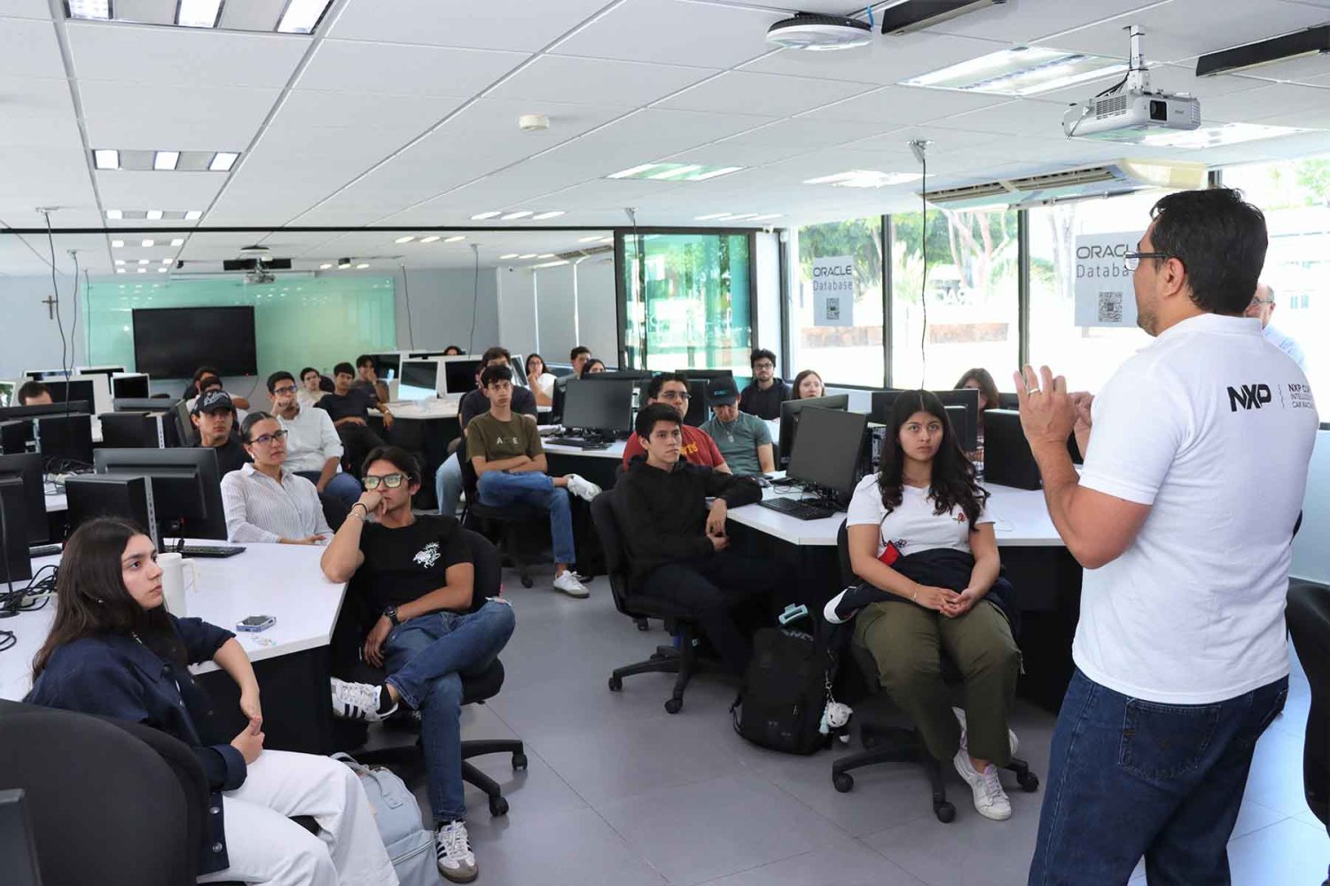 Alumnos de las Ingenierías en Tecnologías Automotrices y en Electrónica Biomédica participan en este curso.