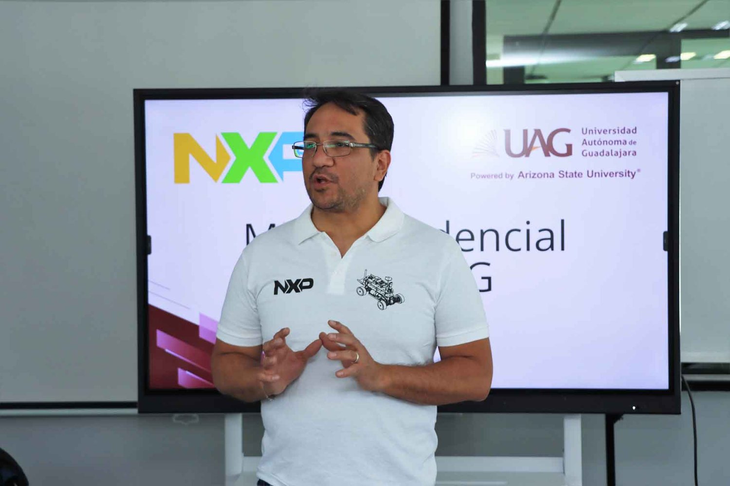 El Ing. Luis Garabito, Especialista de NXP Semiconductors, durante el inicio de la capacitación