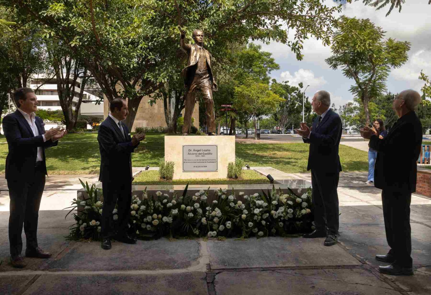 autoridades y familiares durante la develacion de la estatua del dr angel leano alvarez del castillo