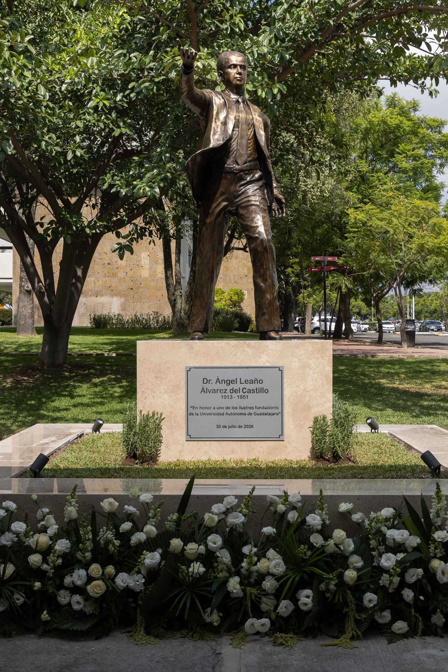 la estatua del dr angel leano alvarez del castillo en el campus de la uag