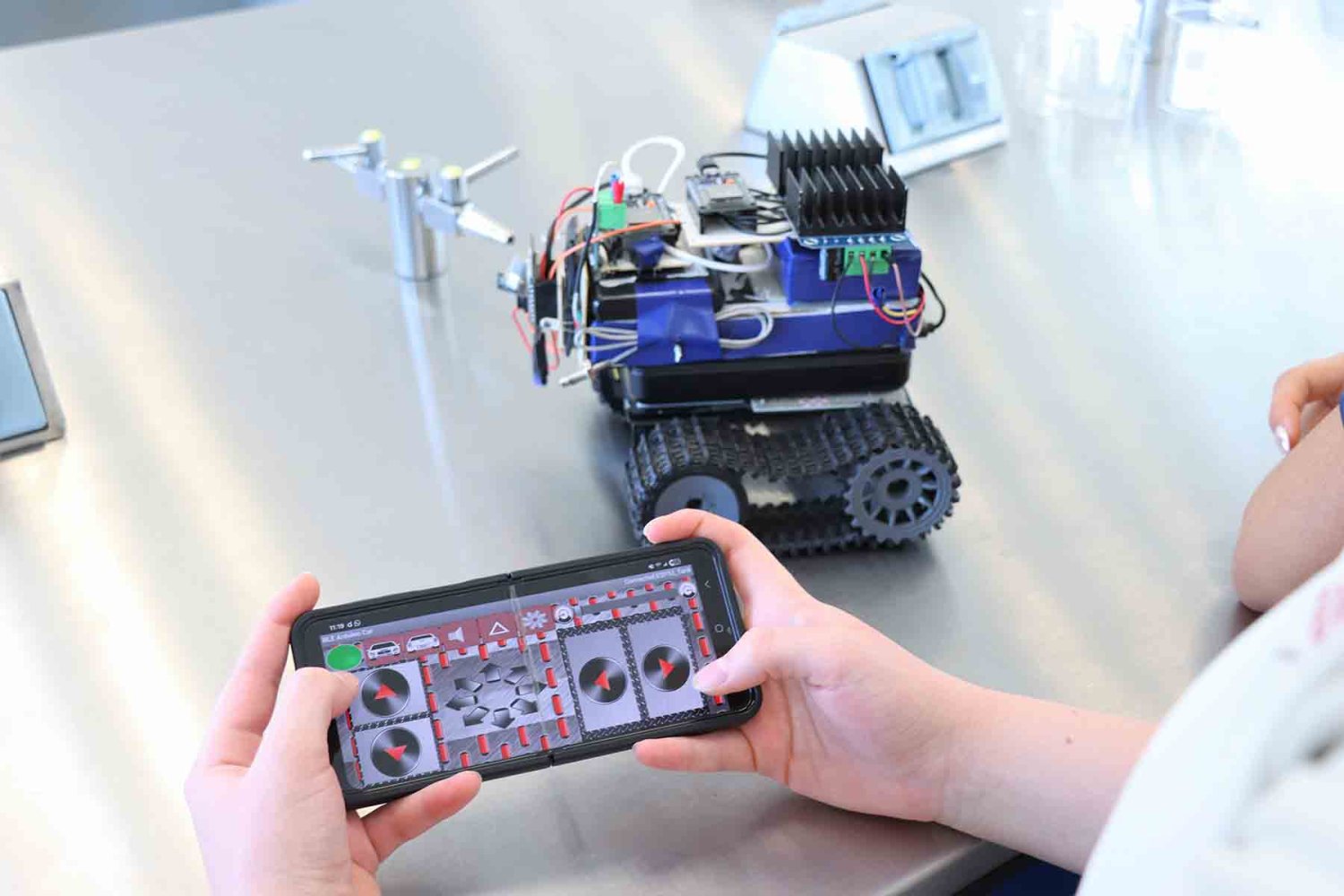 “ARCA” es un robot para apoyar en labores de búsqueda y rescate en espacios reducidos