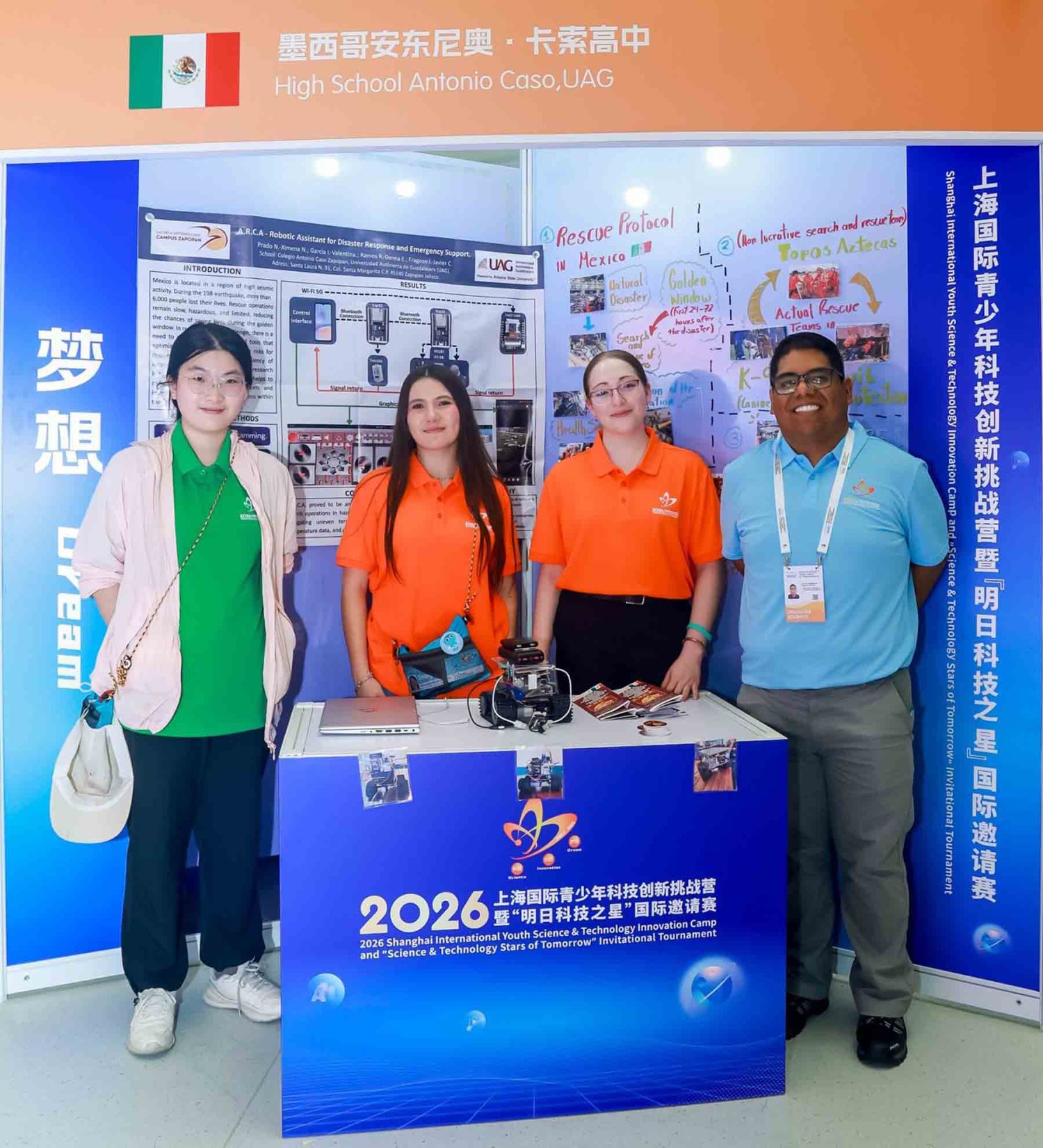 Las alumnas y el profesor del Sistema Educativo UAG vivieron una grata experiencia en el evento internacional