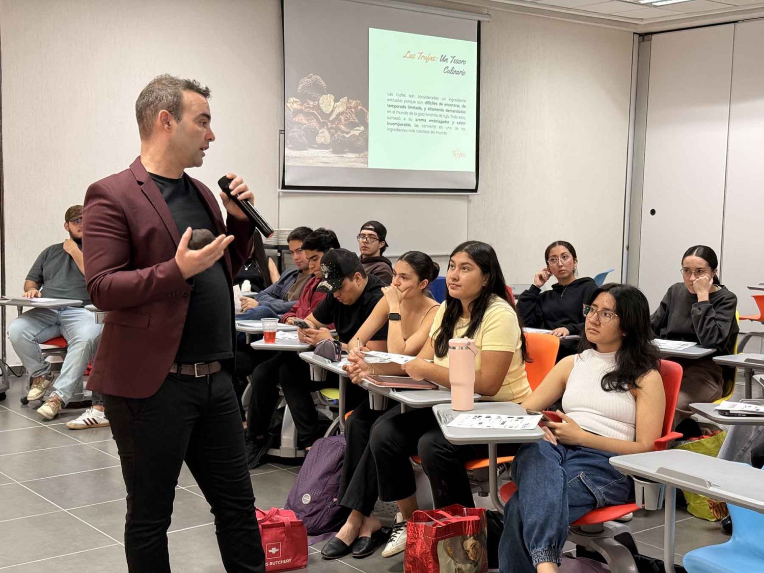 durante su charla hablo de las trufas y como ha sido el crecimiento de su empresa