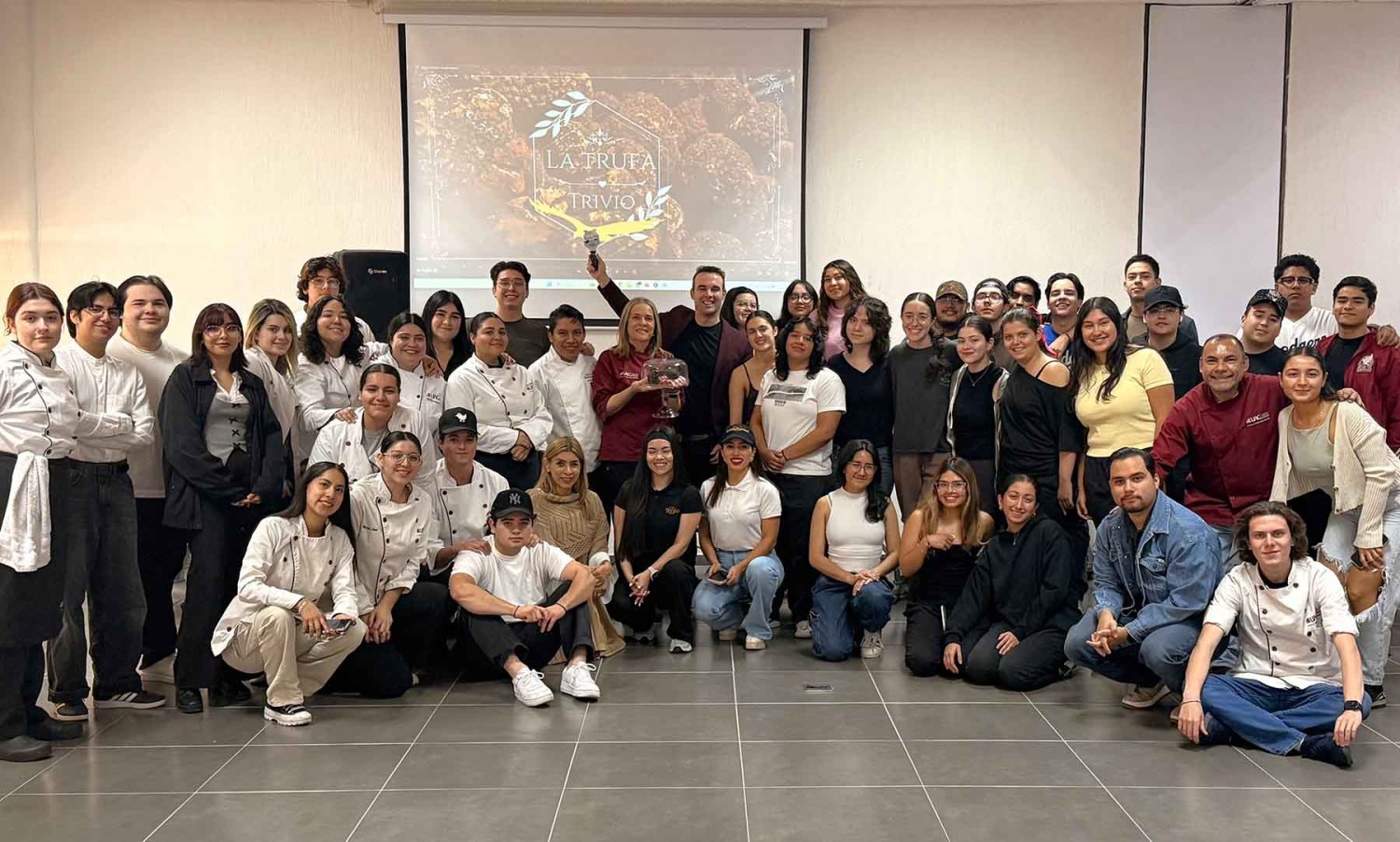 el chef impartio una charla con estudiantes de negocios gastronomicos de la uag