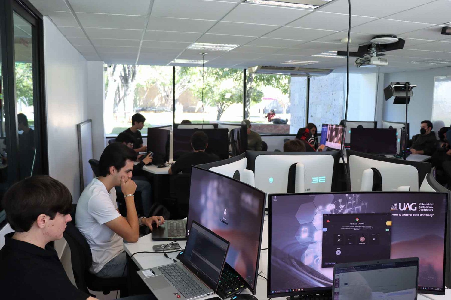 estudiantes de la uag desarrollan habilidades tecnologicas en laboratorios especializados del hub de transformacion digital