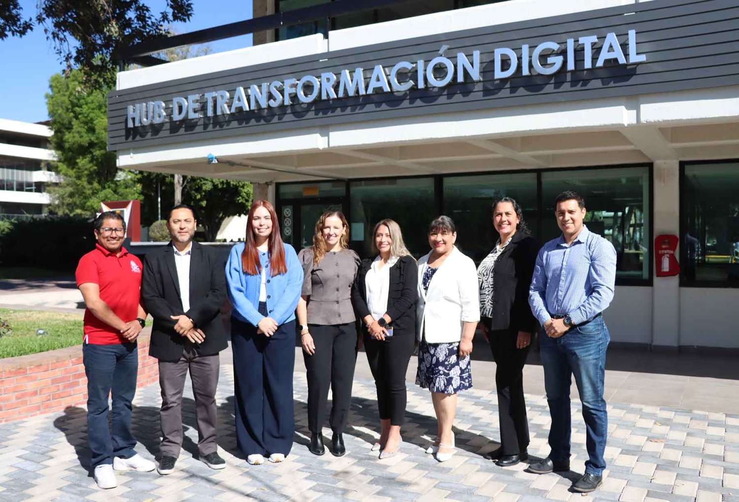 profesores de la uag enseñan con la mejor tecnologia en el hub de transformacion digital