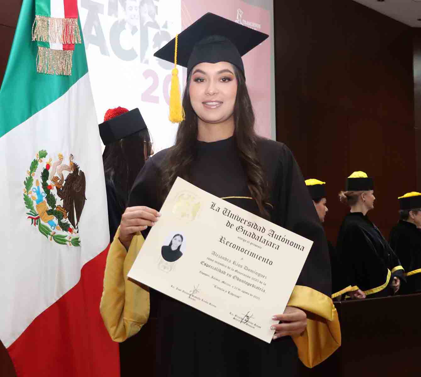 graduados de especialidades odontologicas de la uag recibieron sus reconocimiento