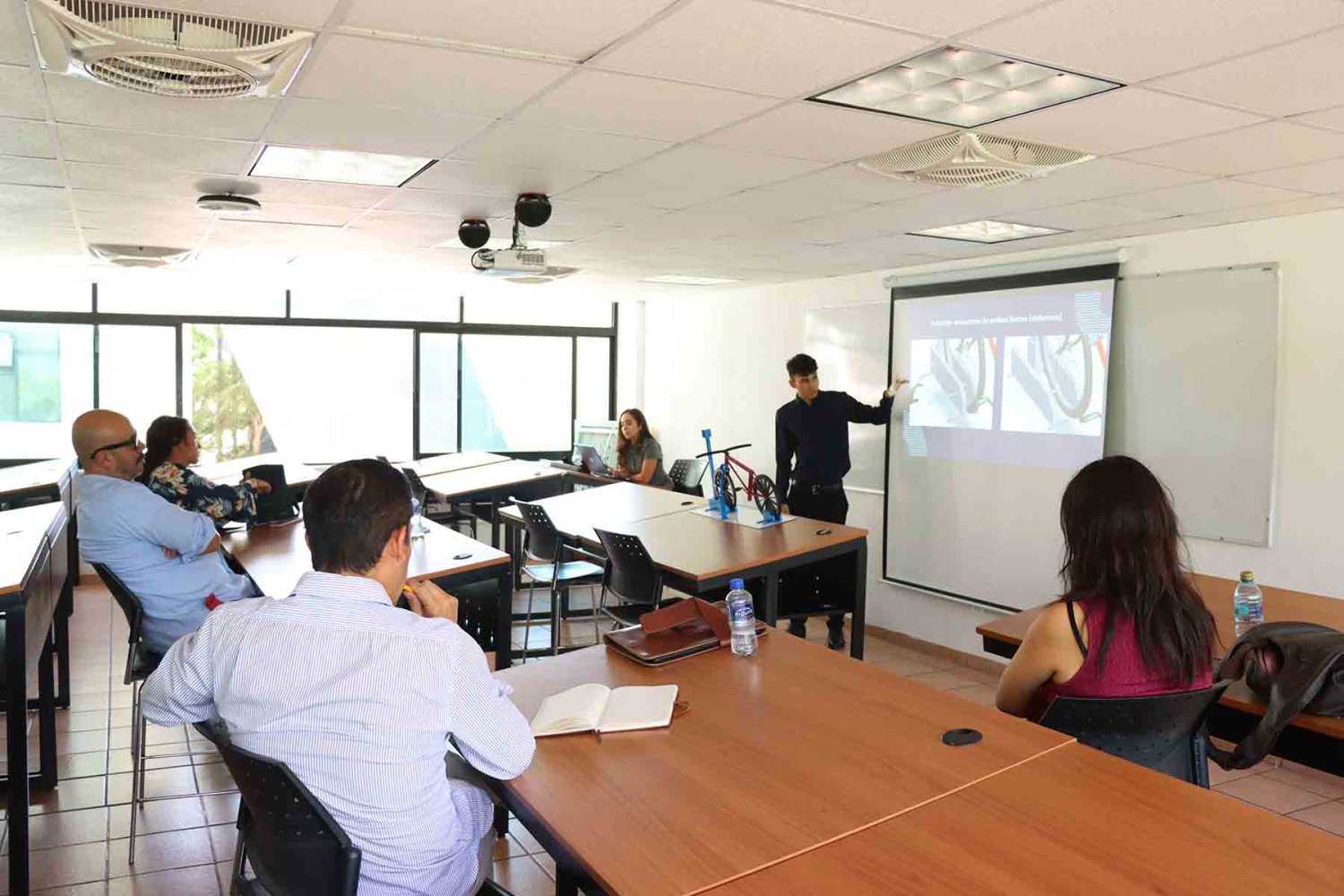 los alumnos presentaron proyectos enfocados en resolver problematicas reales mediante propuestas innovadoras