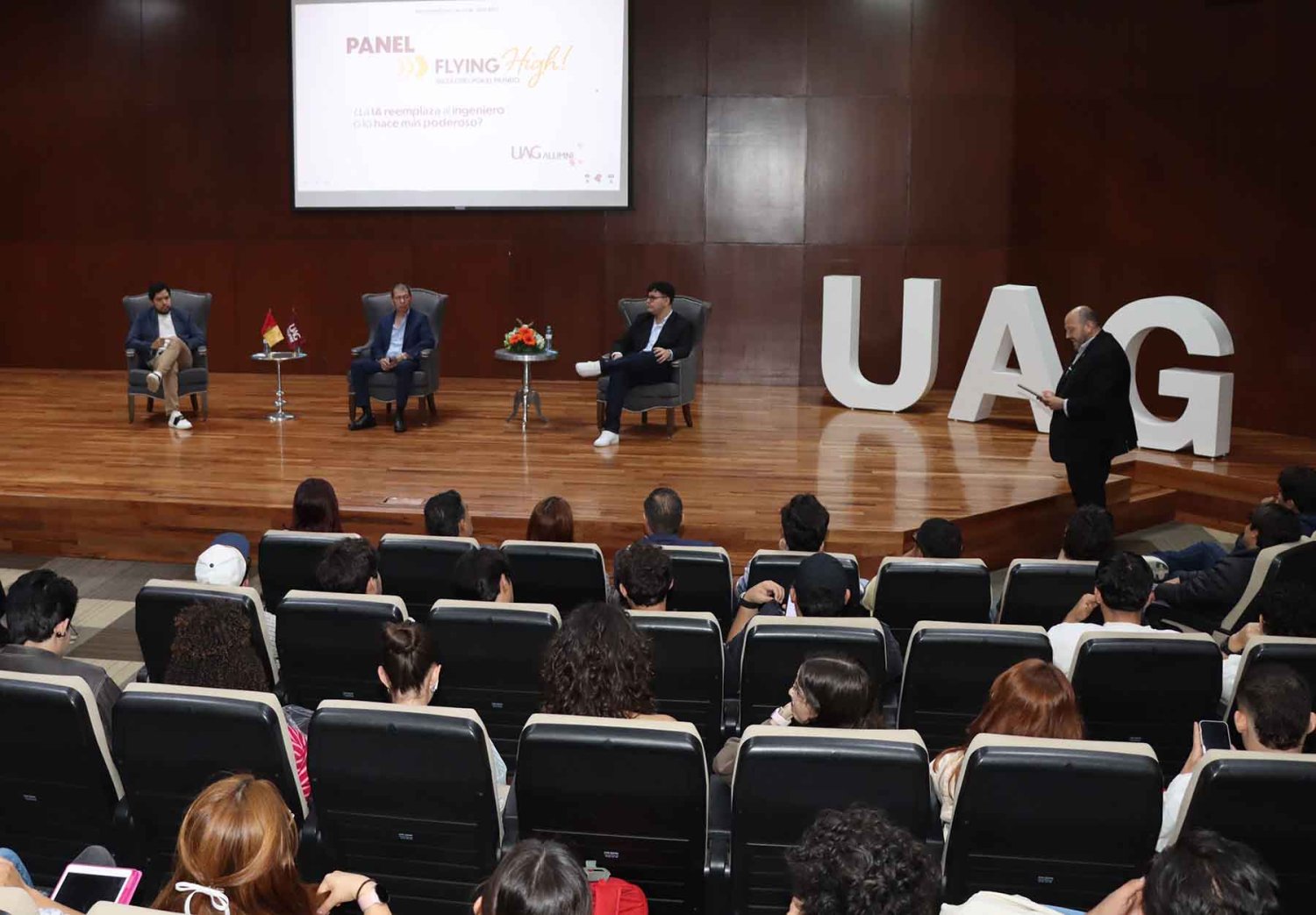 egresados uag compartieron su experiencia profesional con estudiantes