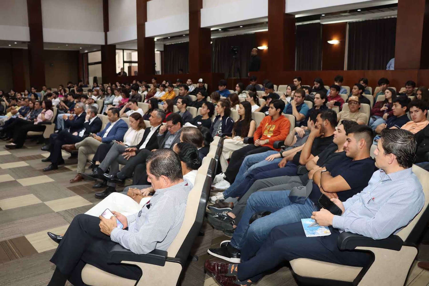 estudiantes y egresados intercambiaron experiencias y perspectivas