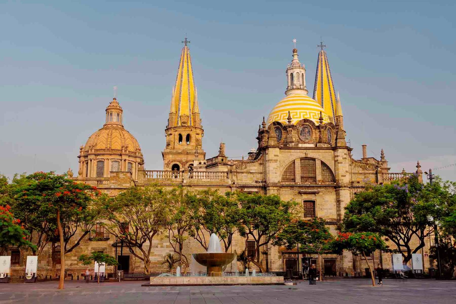la romeria inicia en la catedral de guadalajara