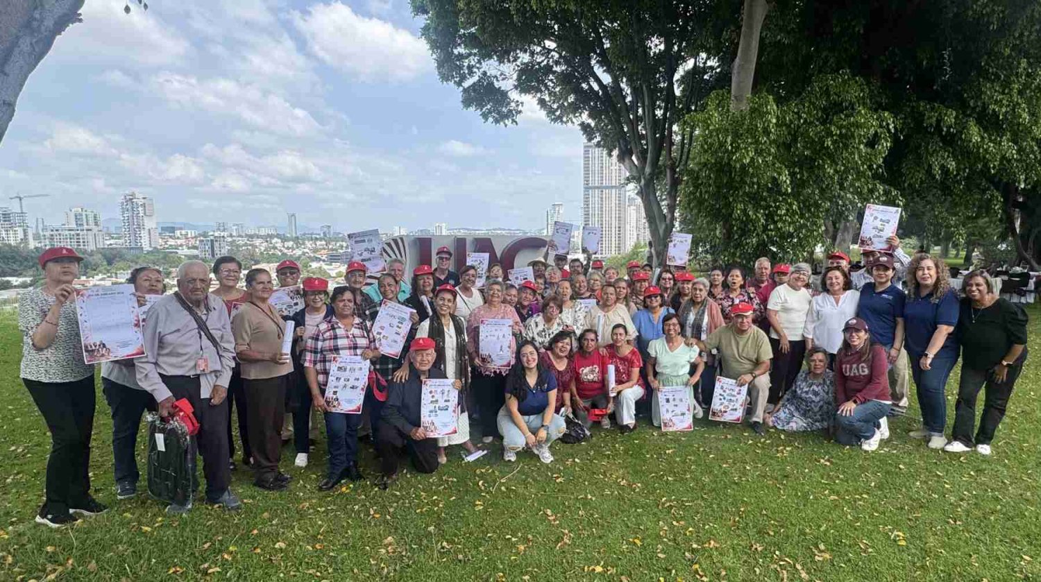 Los jubilados se reunieron en el Mirador UAG, frente al Gimnasio Universitario