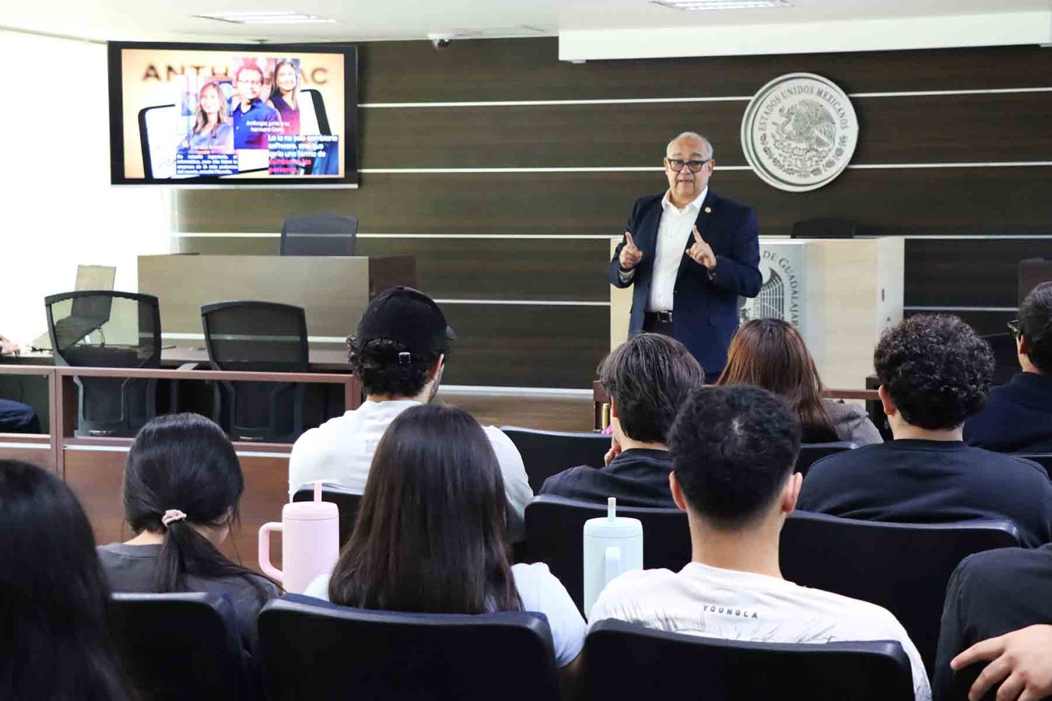 El conferencista invitó a los estudiantes a cuestionar la información y fortalecer su pensamiento crítico.