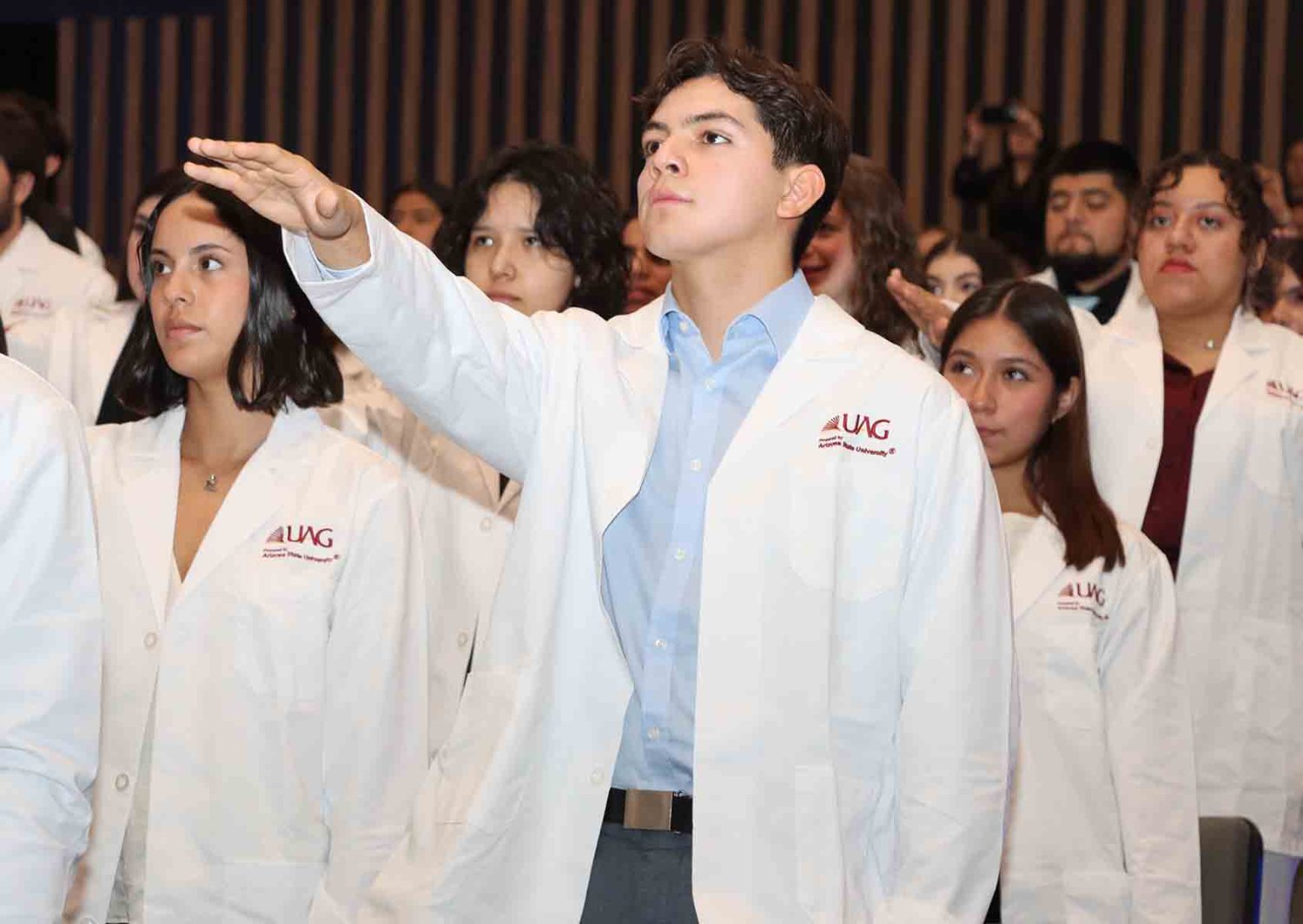 estudiante de nuevo ingreso reciben su primera bata blanca simbolo de compromiso con la medicina