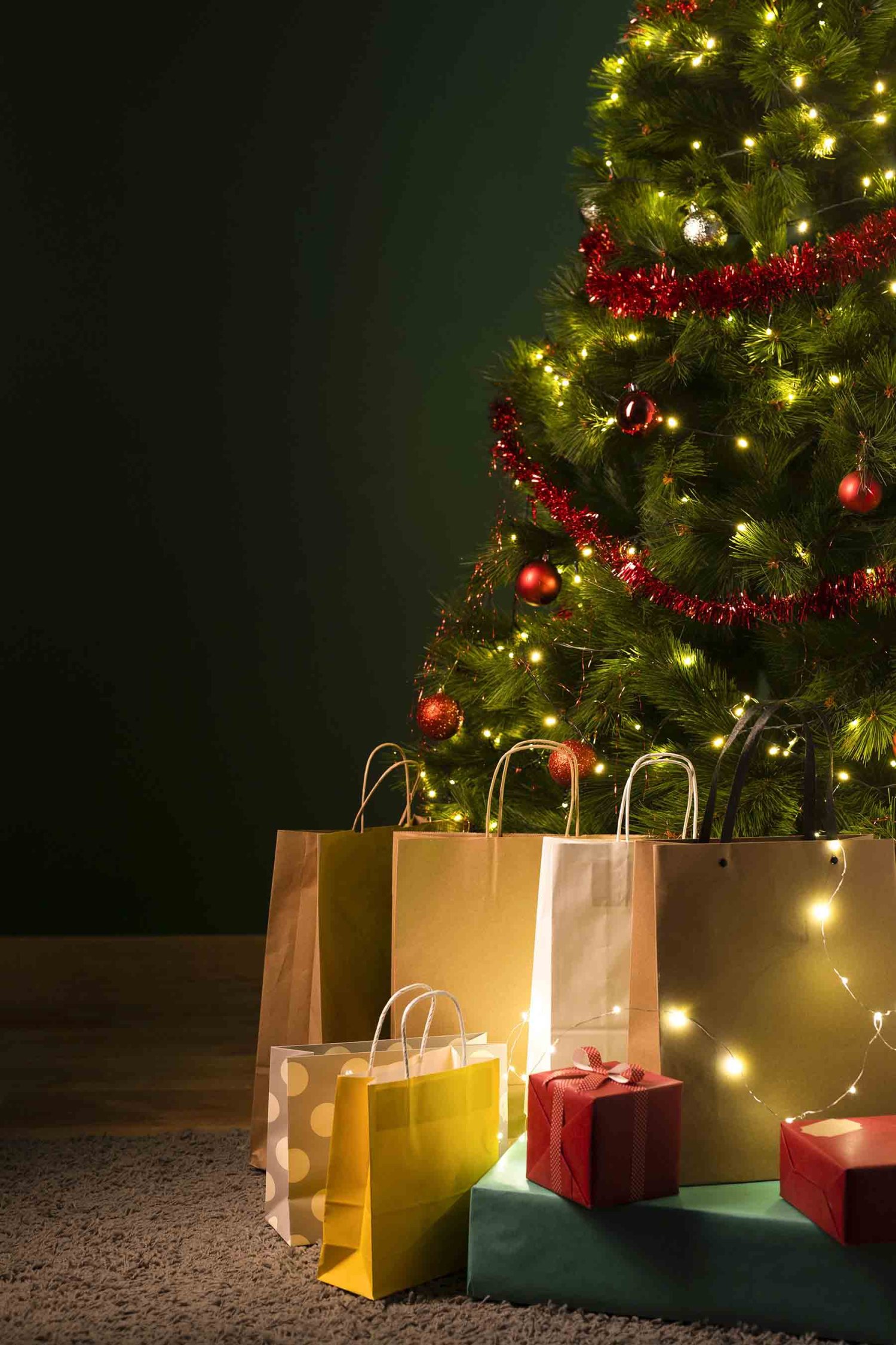 los arboles son un elemento decorativo en la navidad