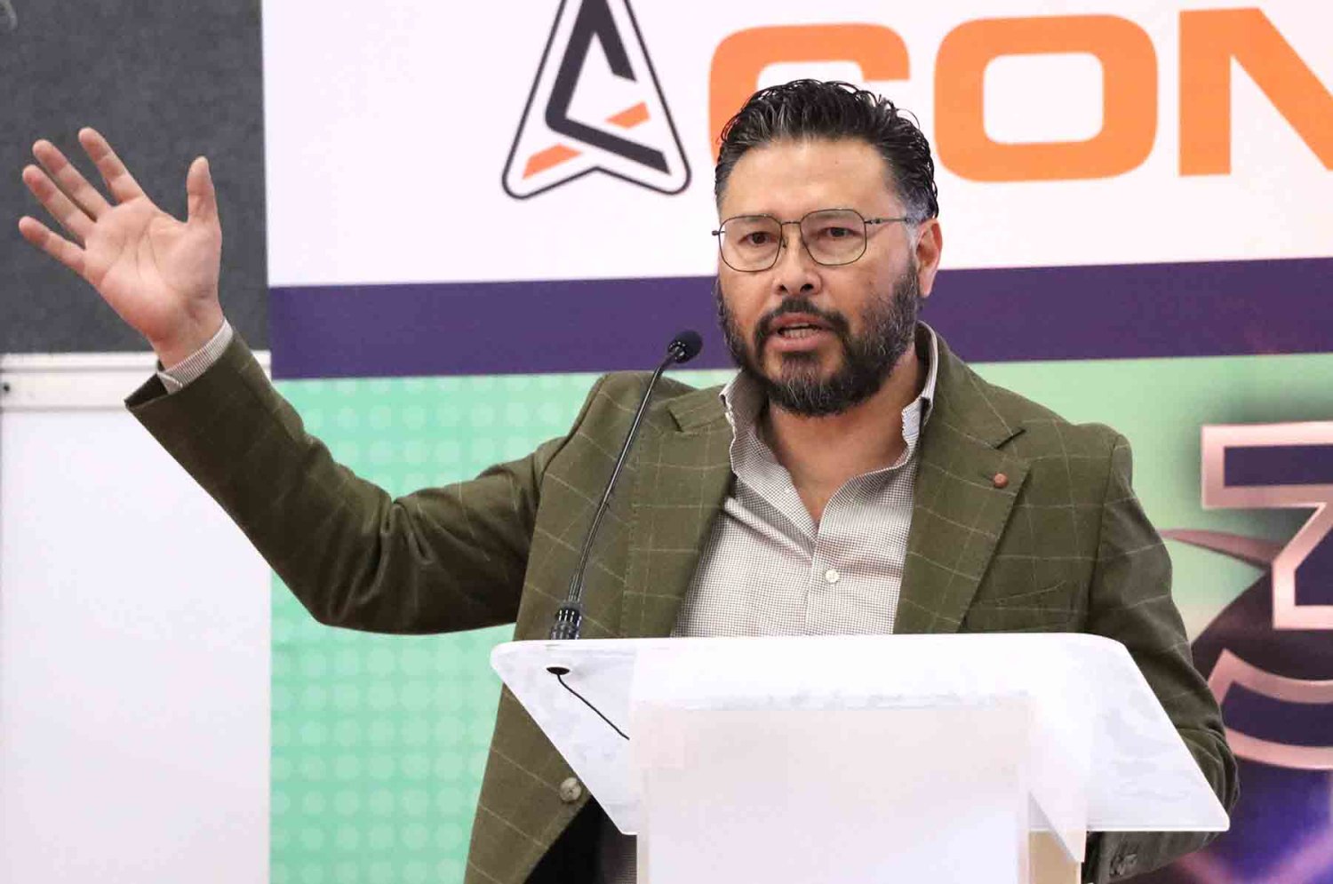 hugo melgar director del centro de teconologia en iluminacion de la uag durante su conferencia