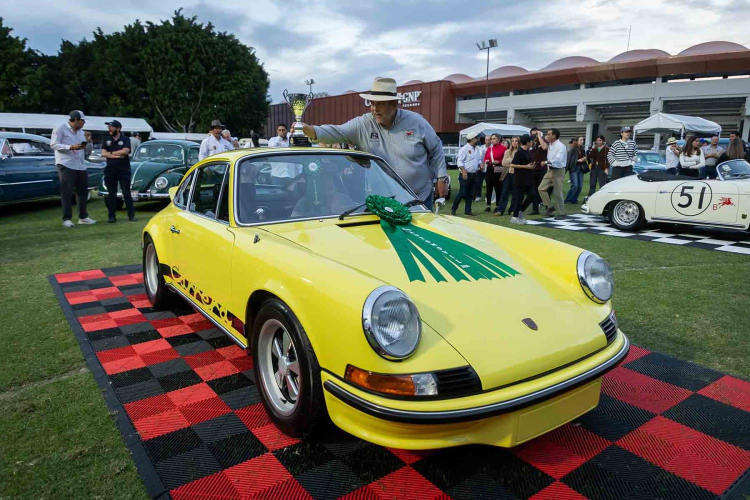 el porsche carrera rs 27 amarillo obtuvo el reconocimiento al mejor automovil de la expo