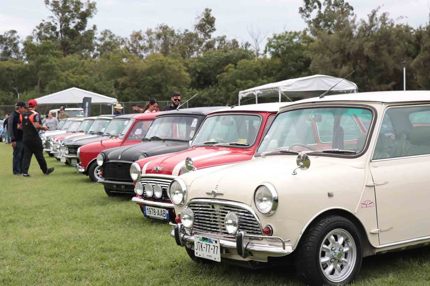 la uag recibio lña quinta edicion de expo automoviles del mundo con vehiculos de distintas epocas y marcas