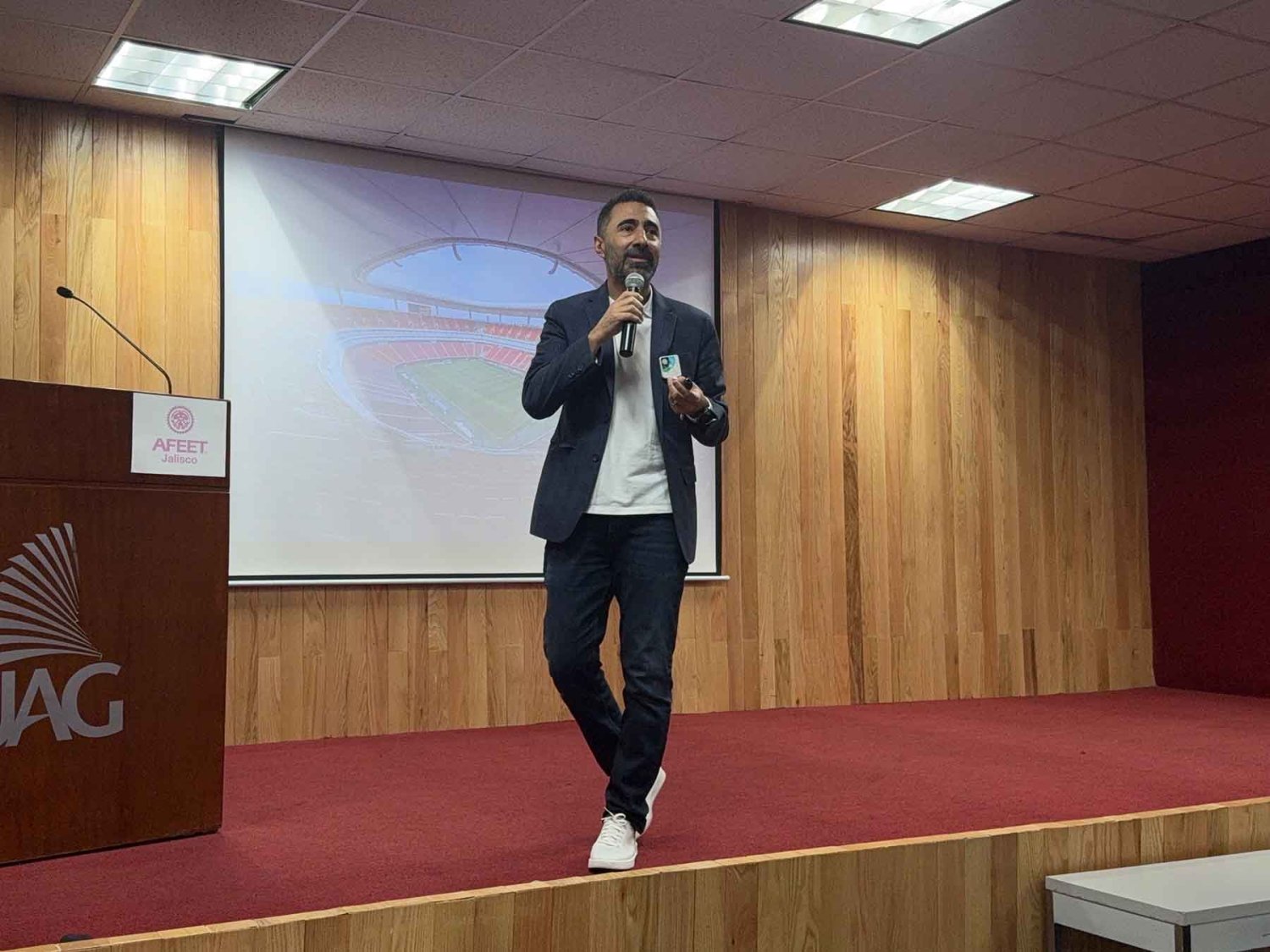 paco muro durante su ponencia en la uag