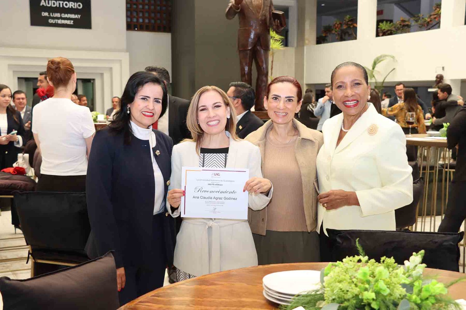 esta ceremonia distingue aquellos colaboradores que se esfuerzan por ir mas alla de sus objetivos habituales