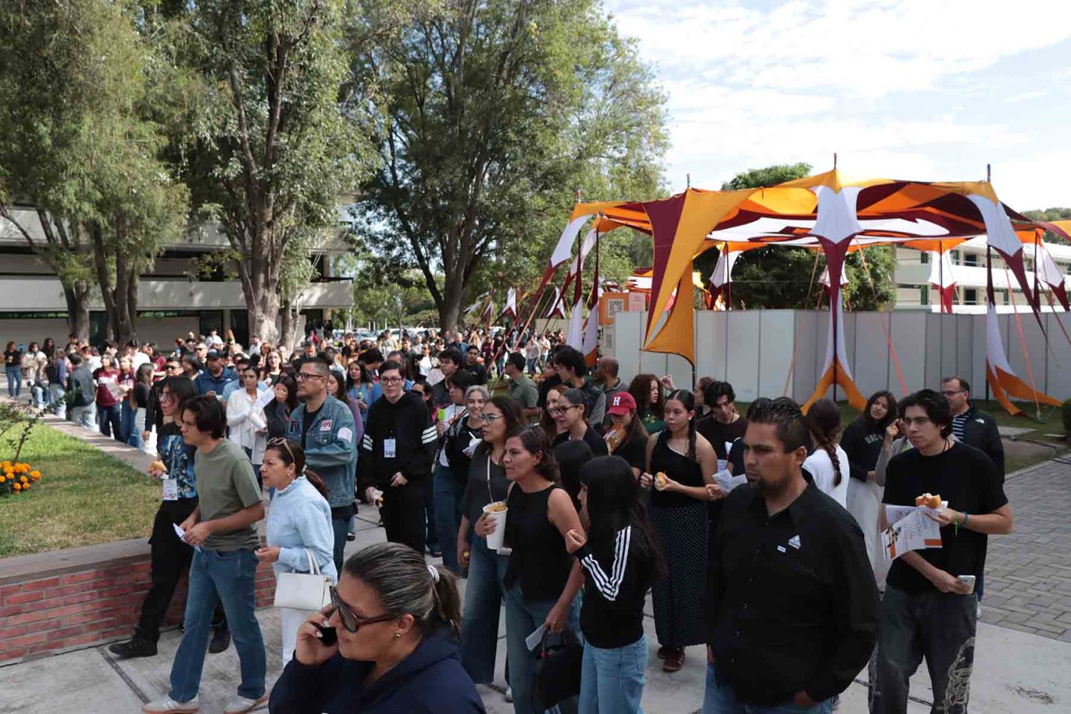 Cientos de jóvenes y sus padres de familia asistieron a Explore UAG.