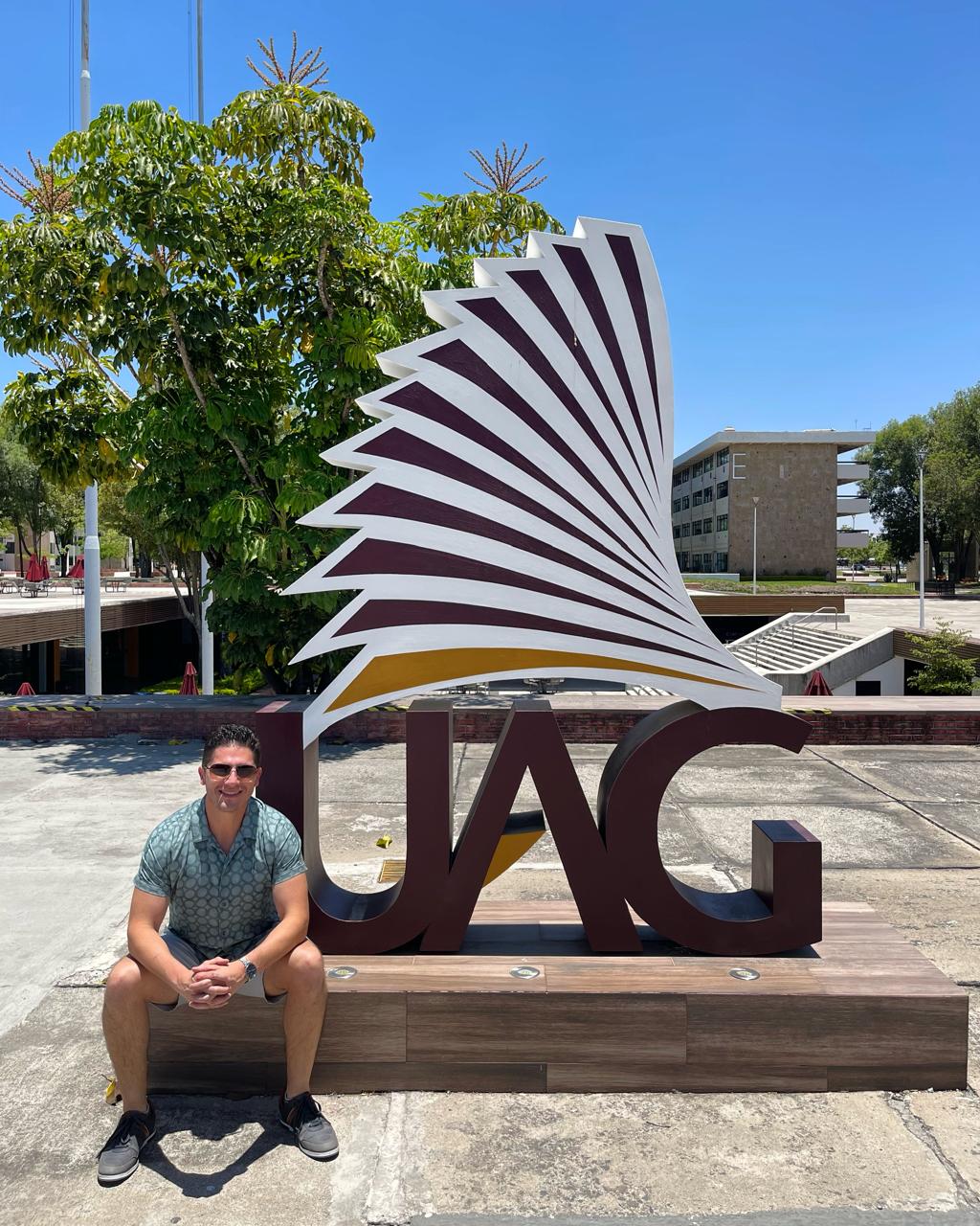 durante la carrera gano un proyecto a nivel universitario propuesto por un maestro suyo que consistia en la remodelacion de los ingresos de las uag