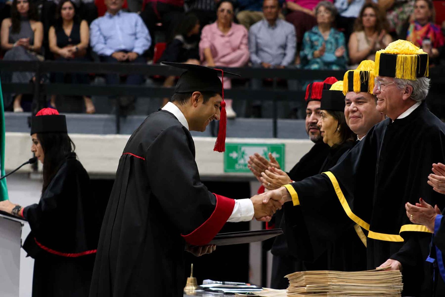 decenas de profesionales culminaron sus estudios de posgrado en diversas modalidades