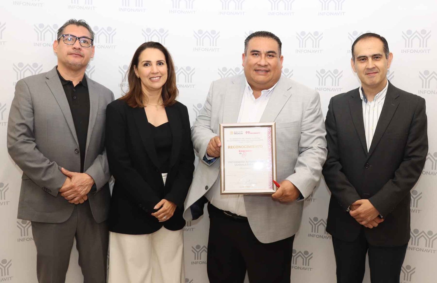 representantes de la uag recibieron el distintivo del Infonavit