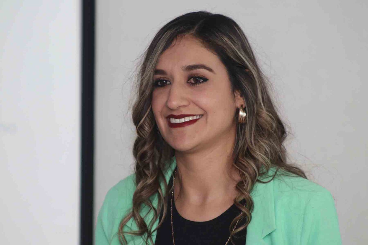 mtra andrea vianey villanueva durante su ponencia