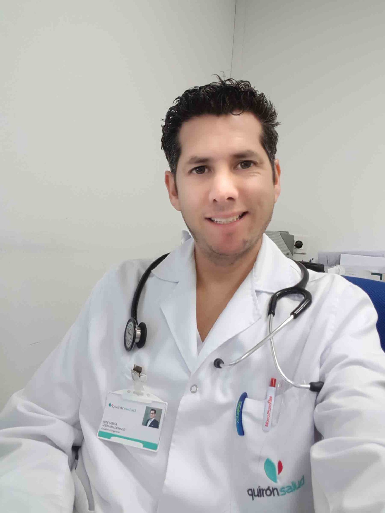 El Dr. José María Sesín Maldonado estudió la carrera de Médico Cirujano en la UAG