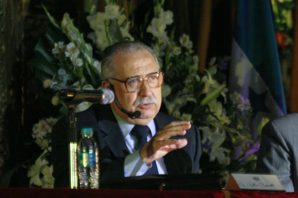 El investigador Antonio Caponnetto hablando en el Foro Internacional Fe y Ciencia
