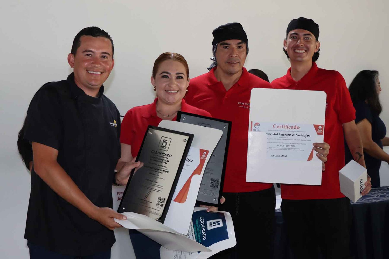 Se entregaron certificaciones a locatarios que pertenecen a Food Point