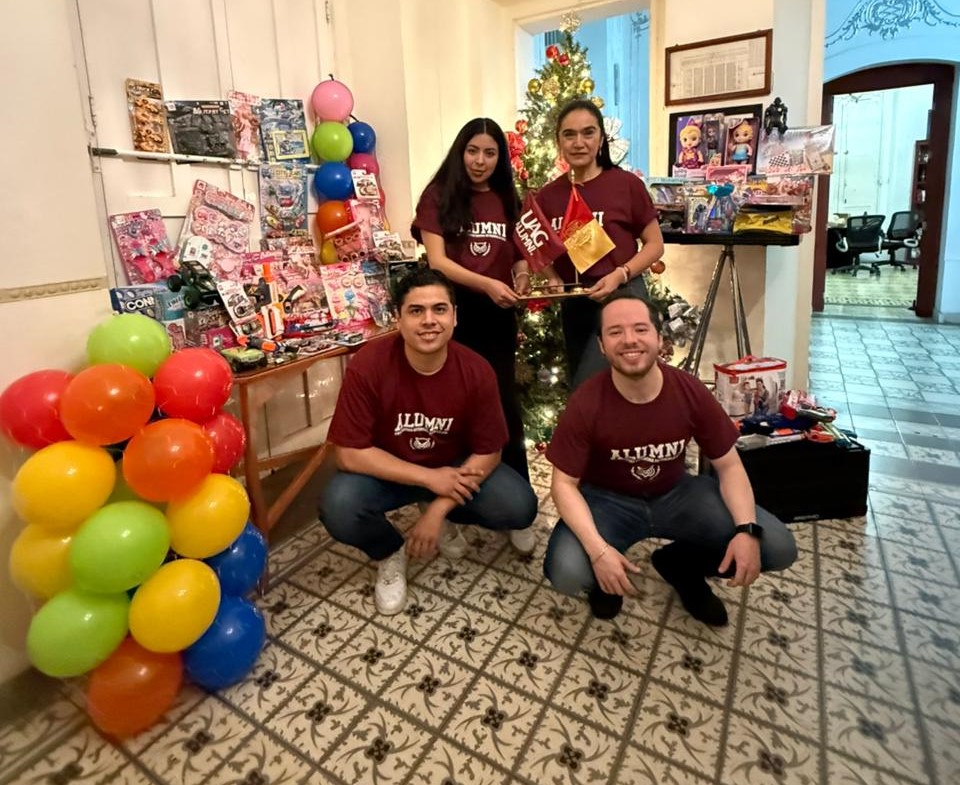 Integrantes del Capítulo UAG Alumni de Comercio Internacional entregaron los juguetes recolectados