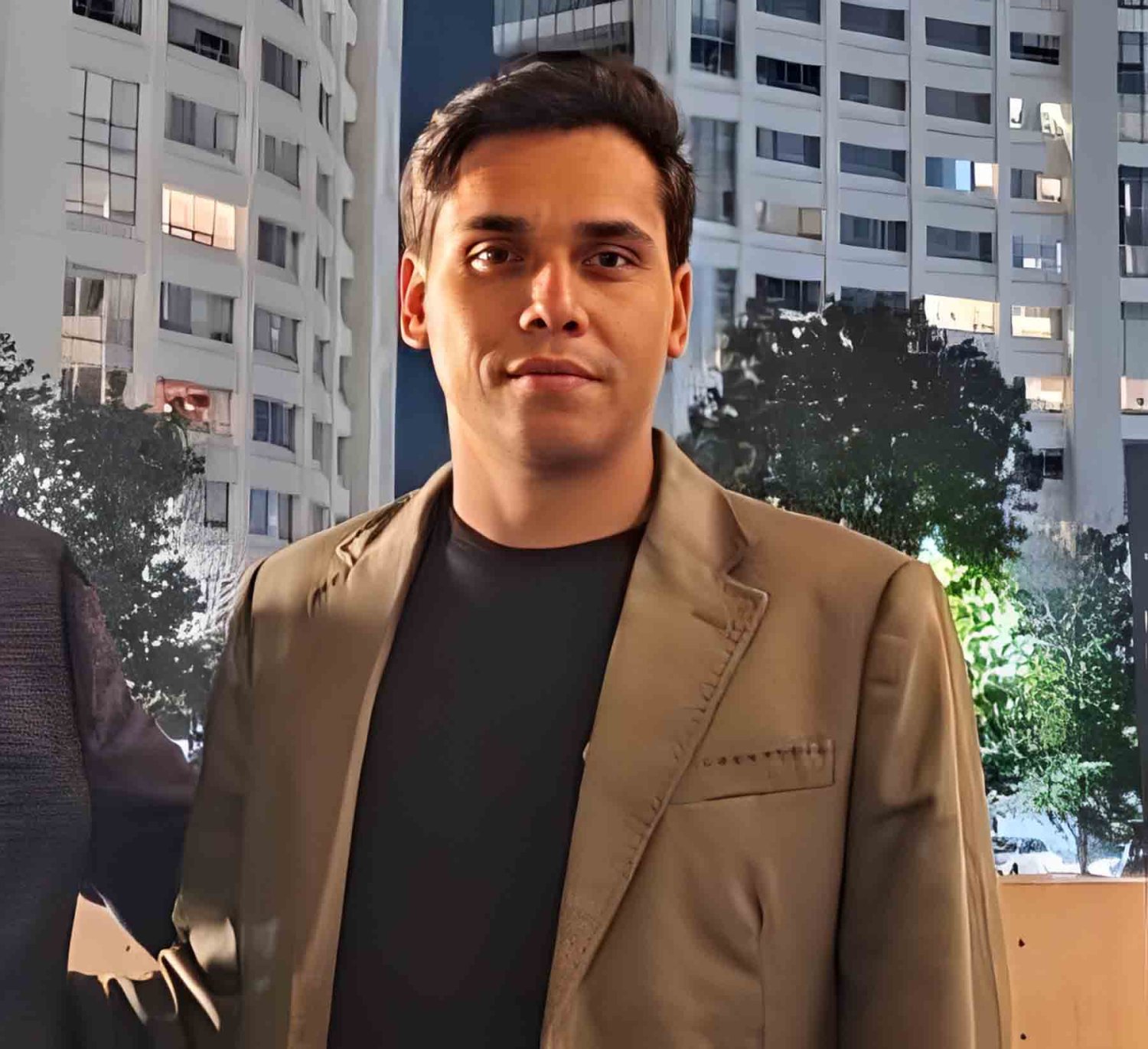 Max Urzúa estudió la carrera de Administración en la UAG