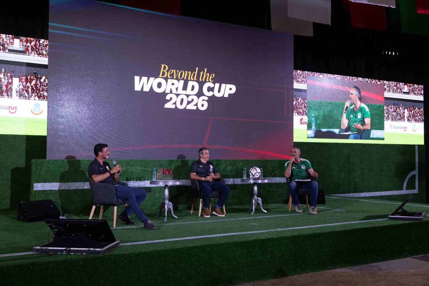 Oswaldo Alanís, Pável Pardo y el Mtro. Juan Carlos Leaño participaron en este panel