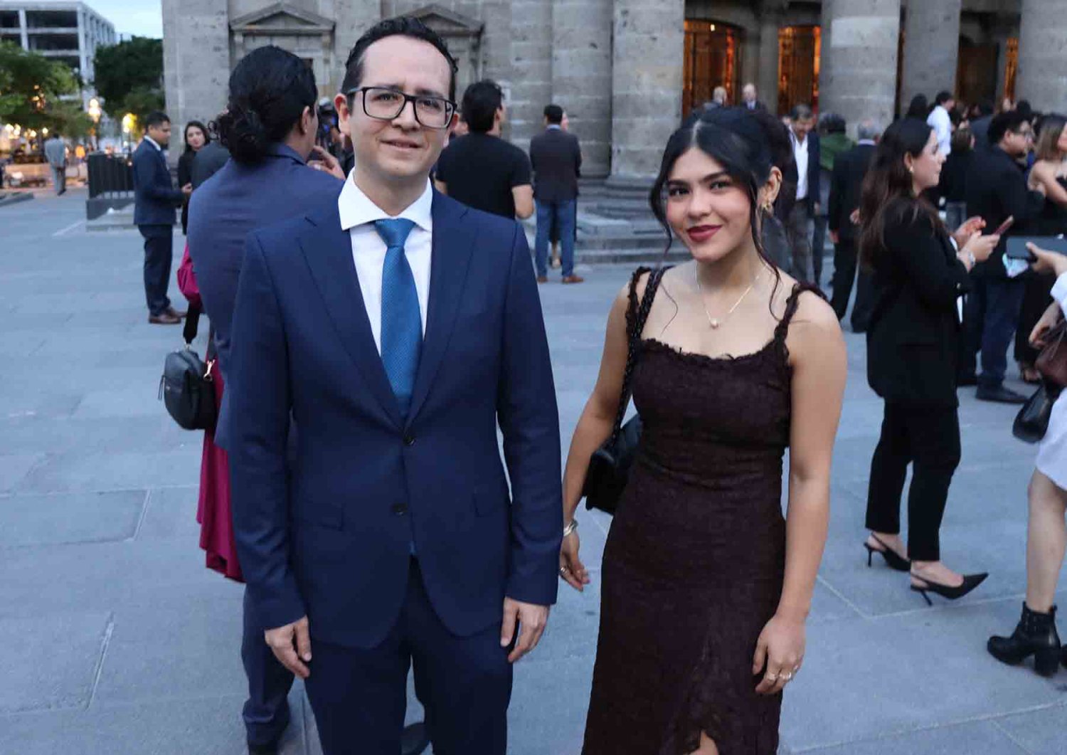 el dr roman rosas y samanta delgado recibieron el reconocimiento en el teatro degollado