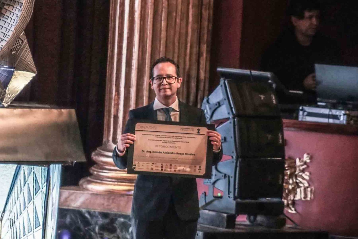 el dr  roman rosas recibio un reconocimiento por su trayectoria vinculada con la arquitectura y la academia