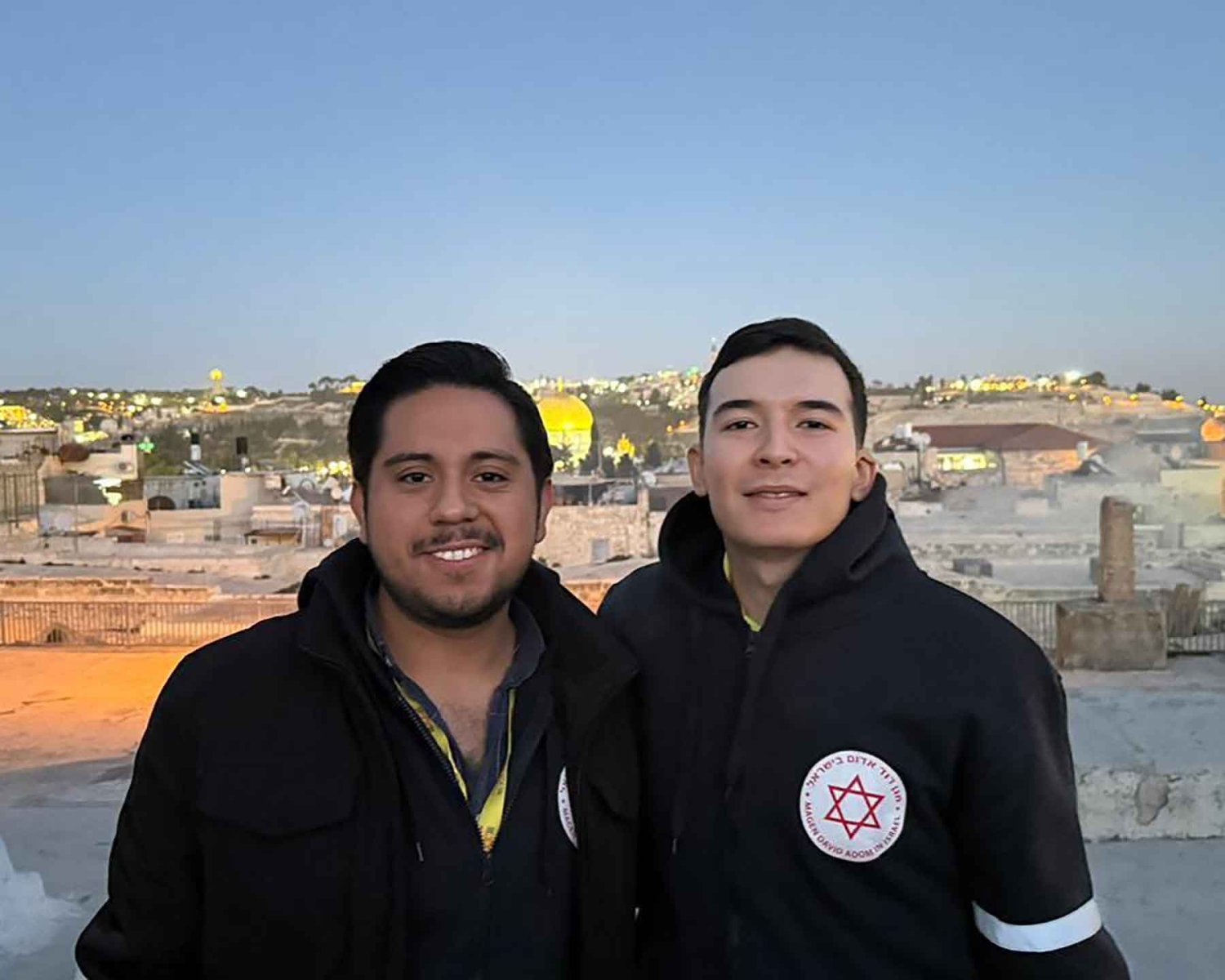 maximiliano y rogelio egresados de medico cirujano vivieron una experiencia formativa en israel